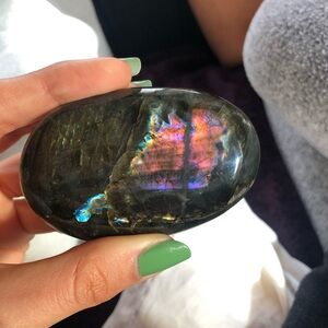 Flashy labradorite